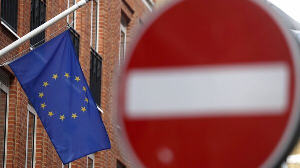 Bandeira da União Europeia (UE) hasteada em um prédio localizado em uma rua de mão única em Londres, 9 de novembro de 2020 - Sputnik Brasil