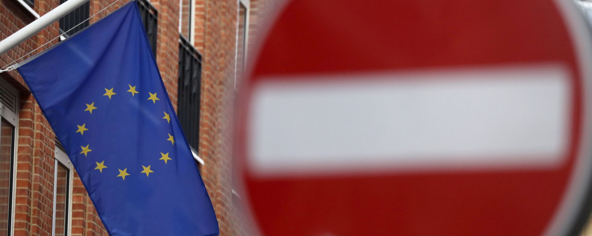 Bandeira da União Europeia (UE) hasteada em um prédio localizado em uma rua de mão única em Londres, 9 de novembro de 2020 - Sputnik Brasil, 1920, 24.06.2024
