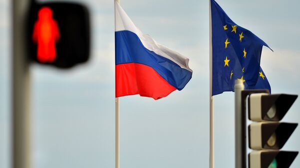 Bandeiras da Rússia e da União Europeia (UE) - Sputnik Brasil