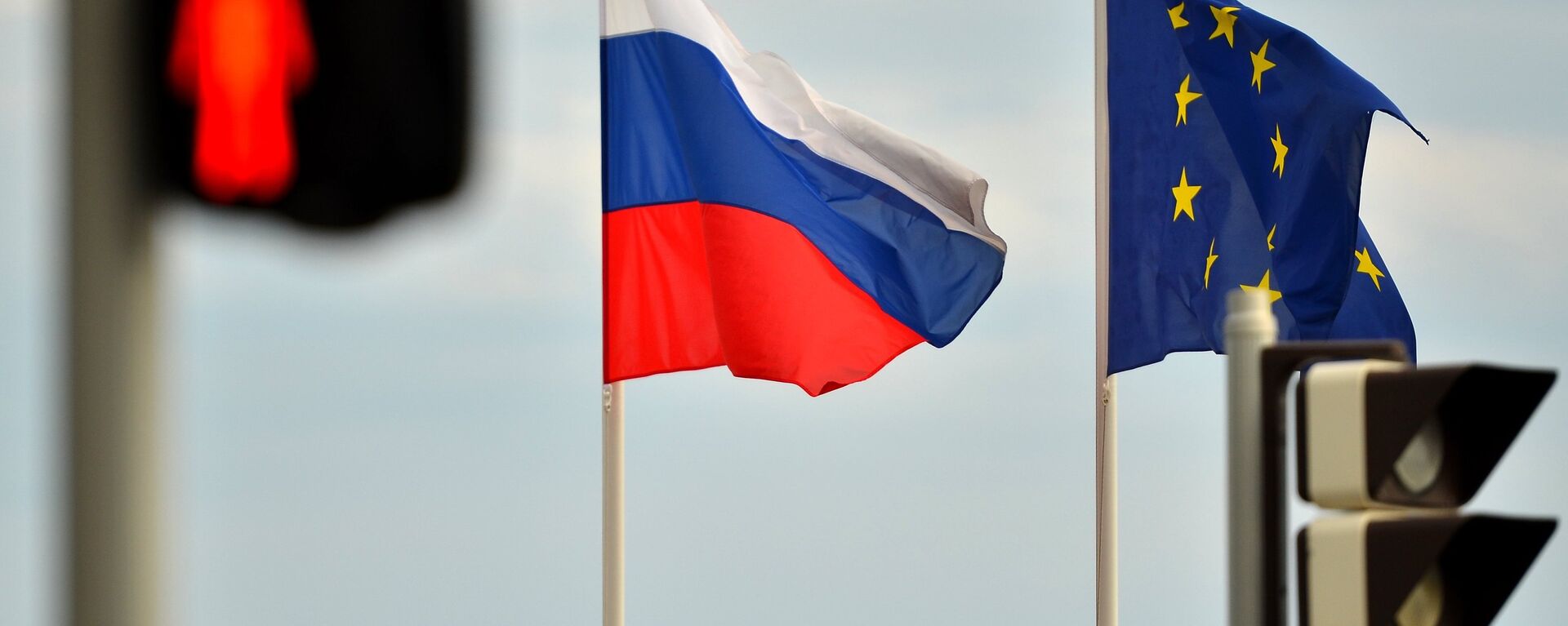 Bandeiras da Rússia e da União Europeia (UE) - Sputnik Brasil, 1920, 01.04.2025
