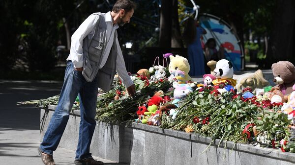 Homem deposita flores em memorial espontâneo em dia de luto pelos mortos no ataque com mísseis das Forças Armadas da Ucrânia, no Parque Maria Baida Komsomol, em Sevastopol, Rússia, 24 de junho de 2024 - Sputnik Brasil
