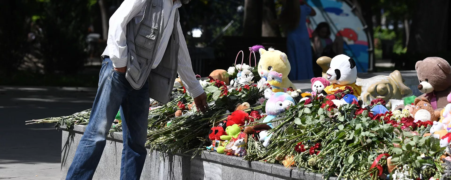 Homem deposita flores em memorial espontâneo em dia de luto pelos mortos no ataque com mísseis das Forças Armadas da Ucrânia, no Parque Maria Baida Komsomol, em Sevastopol, Rússia, 24 de junho de 2024 - Sputnik Brasil, 1920, 24.06.2024