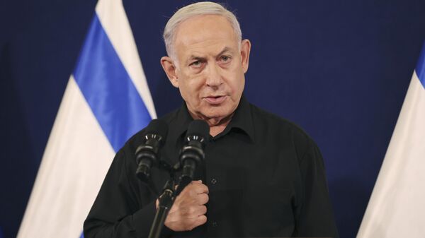 O primeiro-ministro israelense, Benjamin Netanyahu, durante entrevista coletiva na base militar de Kirya, em Tel Aviv, em 28 de outubro de 2023, em meio às batalhas contínuas entre Israel e o grupo palestino Hamas - Sputnik Brasil