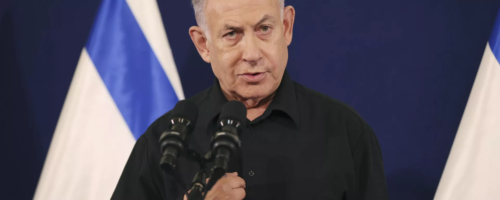 O primeiro-ministro israelense, Benjamin Netanyahu, durante entrevista coletiva na base militar de Kirya, em Tel Aviv, em 28 de outubro de 2023, em meio às batalhas contínuas entre Israel e o grupo palestino Hamas - Sputnik Brasil, 1920, 03.09.2024