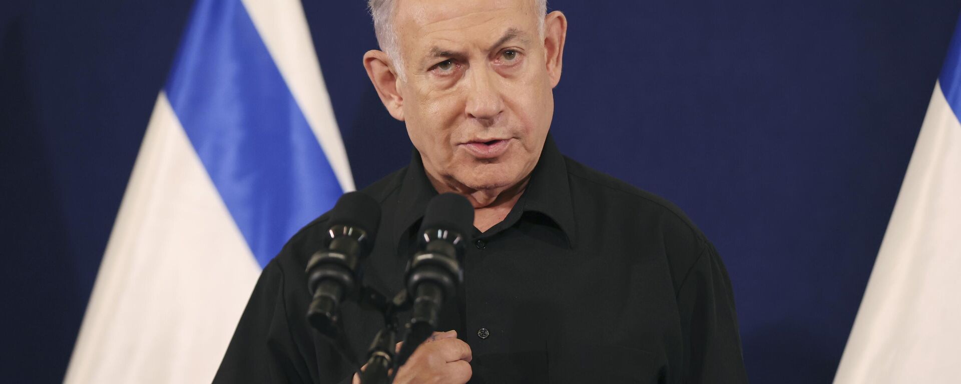 O primeiro-ministro israelense, Benjamin Netanyahu, durante entrevista coletiva na base militar de Kirya, em Tel Aviv, em 28 de outubro de 2023, em meio às batalhas contínuas entre Israel e o grupo palestino Hamas - Sputnik Brasil, 1920, 10.11.2024