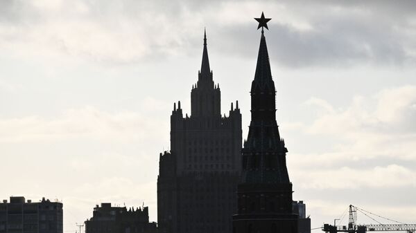 Vista do Ministério das Relações Exteriores da Rússia e de uma das torres do Kremlin - Sputnik Brasil
