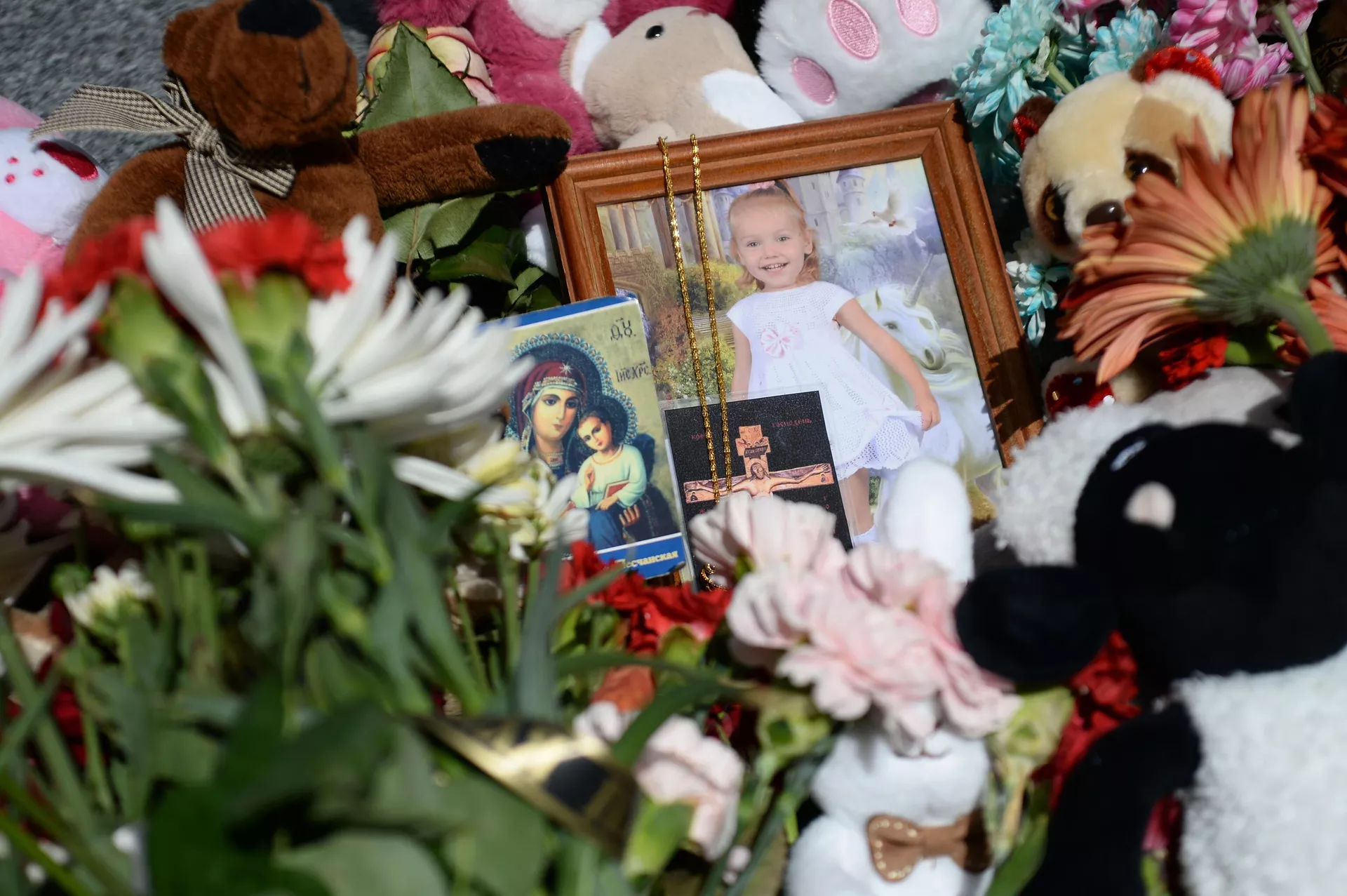 Memorial preparado no parque Komsomolsky, em Sevastopol, em homenagem a Maria Baida, no dia de luto pelos mortos em um ataque com mísseis das Forças Armadas da Ucrânia, em 24 de junho de 2024 - Sputnik Brasil, 1920, 25.06.2024