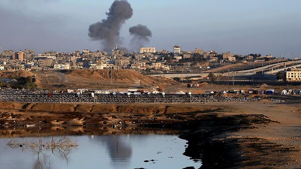 Fumaça é vista após um ataque aéreo israelense contra edifícios próximos ao muro que separa o Egito de Rafah, no sul da Faixa de Gaza, 6 de maio de 2024 - Sputnik Brasil