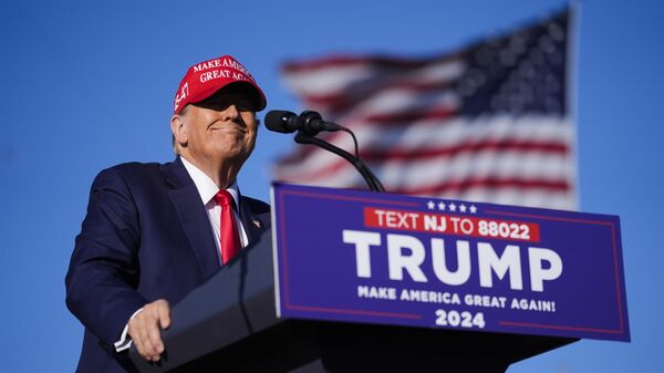 Кандидат в президенты от Республиканской партии, бывший президент Дональд Трамп выступает на предвыборном митинге в Уайлдвуде, штат Нью-Джерси - Sputnik Brasil