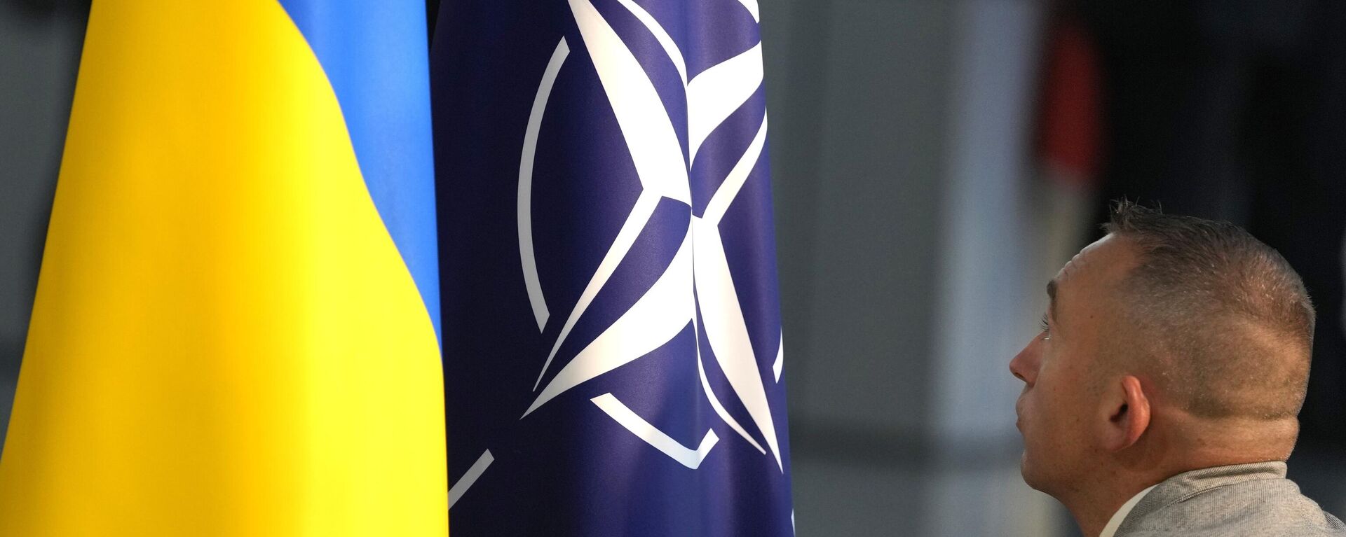 Um membro do protocolo de cerimonial instala as bandeiras da Organização do Tratado do Atlântico Norte (OTAN) e da Ucrânia em Bruxelas, 11 de outubro de 2023 - Sputnik Brasil, 1920, 25.06.2024