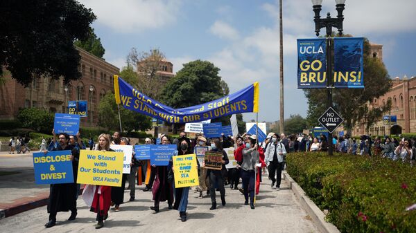 Membros do corpo docente e da equipe da Universidade de Califórnia, Los Angeles (UCLA, na sigla em inglês) marcham no campus em protesto ao apoio dos EUA a Israel durante a guerra na Faixa de Gaza em Los Angeles, Califórnia, EUA, 9 de maio de 2024 - Sputnik Brasil