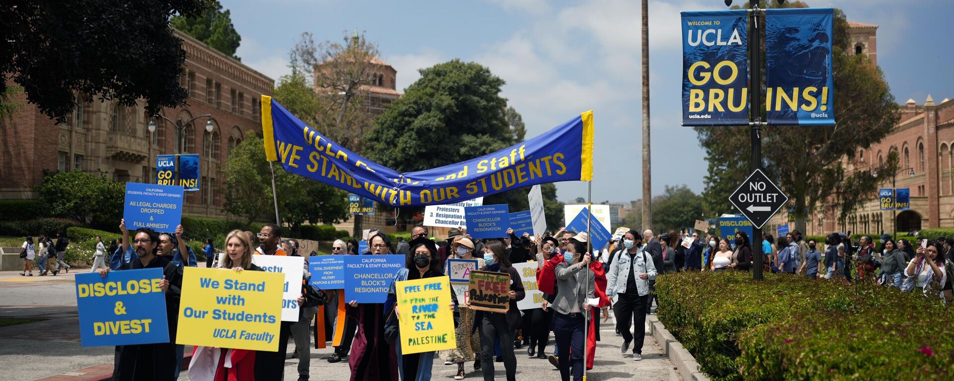 Membros do corpo docente e da equipe da Universidade de Califórnia, Los Angeles (UCLA, na sigla em inglês) marcham no campus em protesto ao apoio dos EUA a Israel durante a guerra na Faixa de Gaza em Los Angeles, Califórnia, EUA, 9 de maio de 2024 - Sputnik Brasil, 1920, 25.06.2024