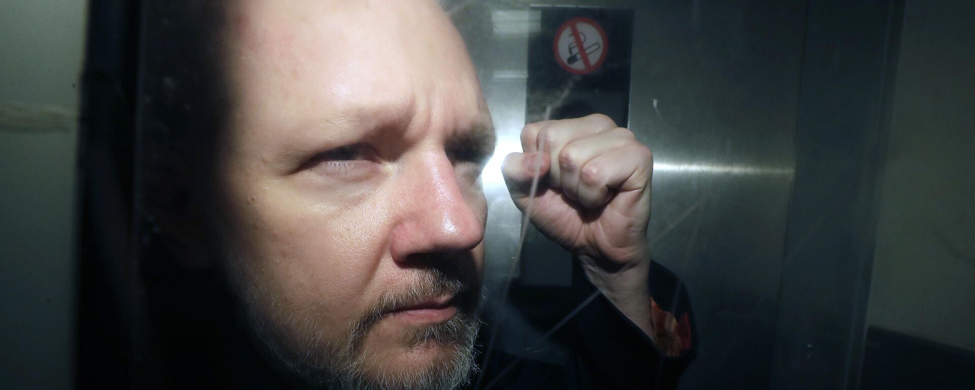 Julian Assange sendo retirado do tribunal onde compareceu há sete anos, em Londres. Reino Unido, 1º de maio de 2019 - Sputnik Brasil, 1920, 25.06.2024