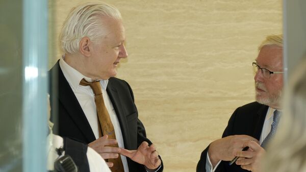 O fundador do WikiLeaks, Julian Assange, durante conversa com o primeiro-ministro da Austrália, Kevin Rudd, enquanto aguarda início da audiência. Ilhas Marianas do Norte, 25 de junho de 2024 - Sputnik Brasil