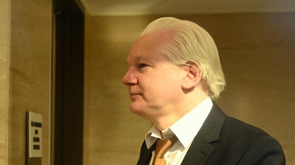 O fundador do WikiLeaks, Julian Assange, caminha pelo Tribunal Federal dos EUA na Comunidade das Ilhas Marianas do Norte em Saipan, 26 de junho de 2024 - Sputnik Brasil