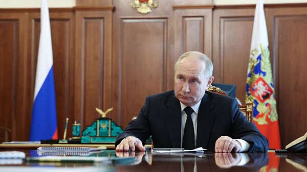 Vladimir Putin, presidente da Rússia, durante reunião com Vladimir Saldo, governador da região de Kherson (fora da foto), 25 de junho de 2024 - Sputnik Brasil