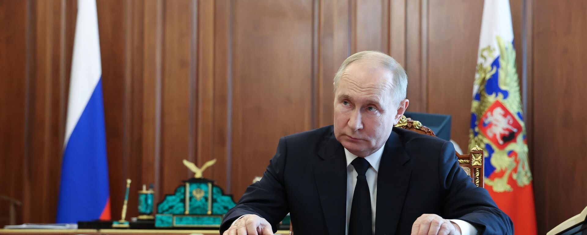 Vladimir Putin, presidente da Rússia, durante reunião com Vladimir Saldo, governador da região de Kherson (fora da foto), 25 de junho de 2024 - Sputnik Brasil, 1920, 26.06.2024