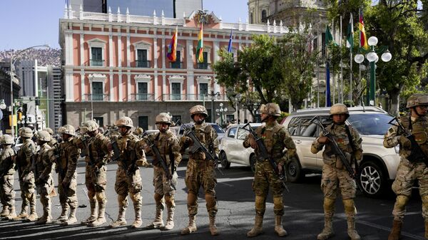 Soldados montam guarda do lado de fora do palácio presidencial na Praça Murillo em La Paz, Bolívia, 26 de junho de 2024 - Sputnik Brasil