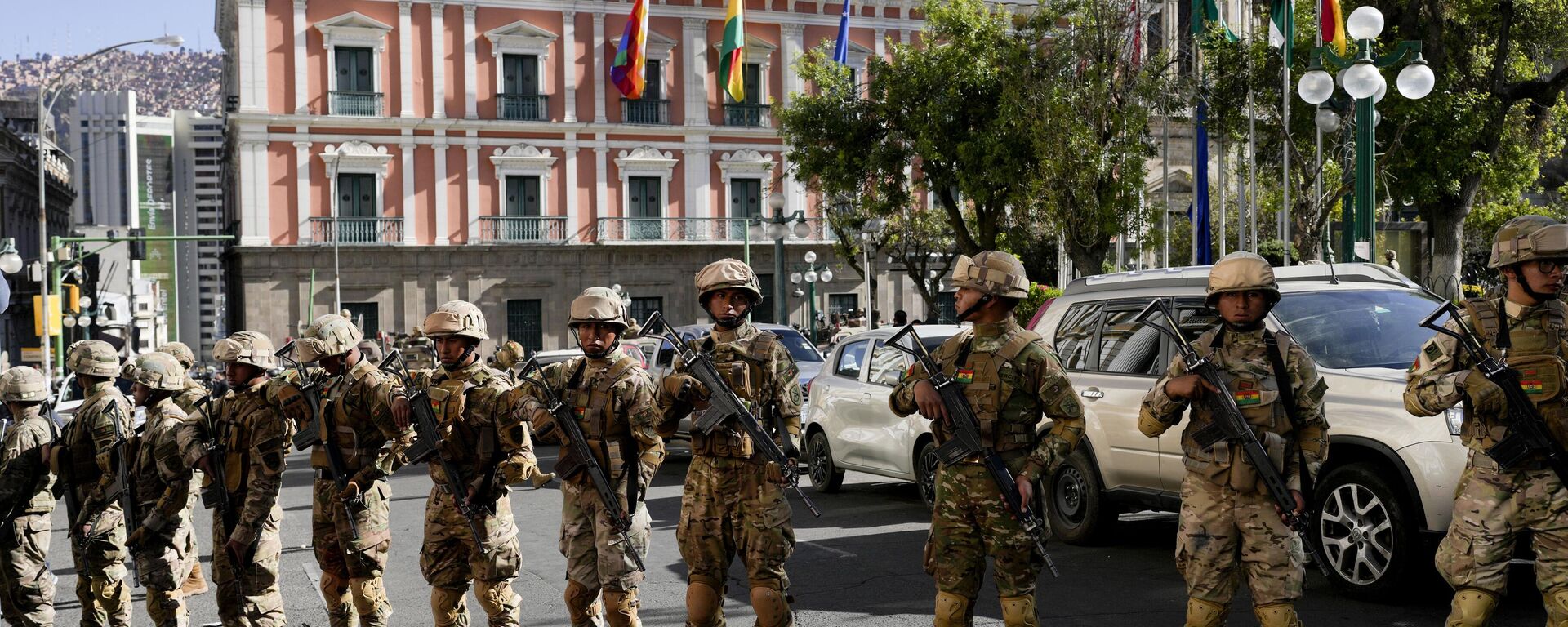Soldados montam guarda do lado de fora do palácio presidencial na Praça Murillo em La Paz, Bolívia, 26 de junho de 2024 - Sputnik Brasil, 1920, 27.06.2024