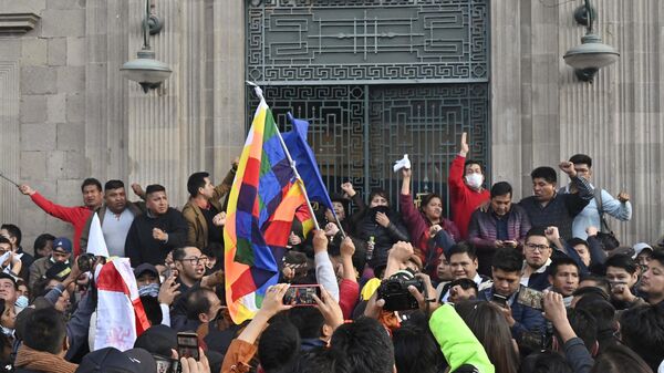 Apoiadores do presidente boliviano Luis Arce se reúnem do lado de fora do Palácio Quemado, na Praça Murillo, La Paz, Bolívia, 26 de junho de 2024 - Sputnik Brasil