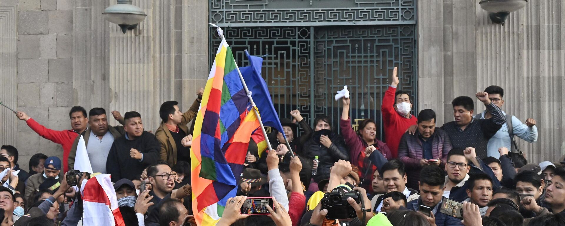 Apoiadores do presidente boliviano Luis Arce se reúnem do lado de fora do Palácio Quemado, na Praça Murillo, La Paz, Bolívia, 26 de junho de 2024 - Sputnik Brasil, 1920, 27.06.2024