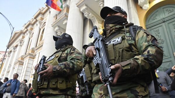 Policiais montam guarda na Plaza Murillo, em La Paz, Bolívia, 26 de junho de 2024 - Sputnik Brasil
