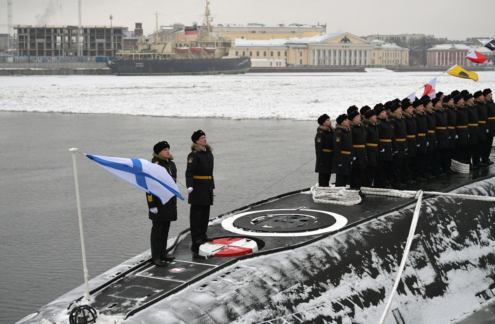 Marinheiros russos hasteiam bandeira naval da Rússia a bordo do submarino diesel-elétrico Kronshtadt, que se junta à Frota do Norte, no estaleiro do Almirantado de São Petersburgo, Rússia, em 31 de janeiro de 2024 - Sputnik Brasil, 1920, 27.06.2024