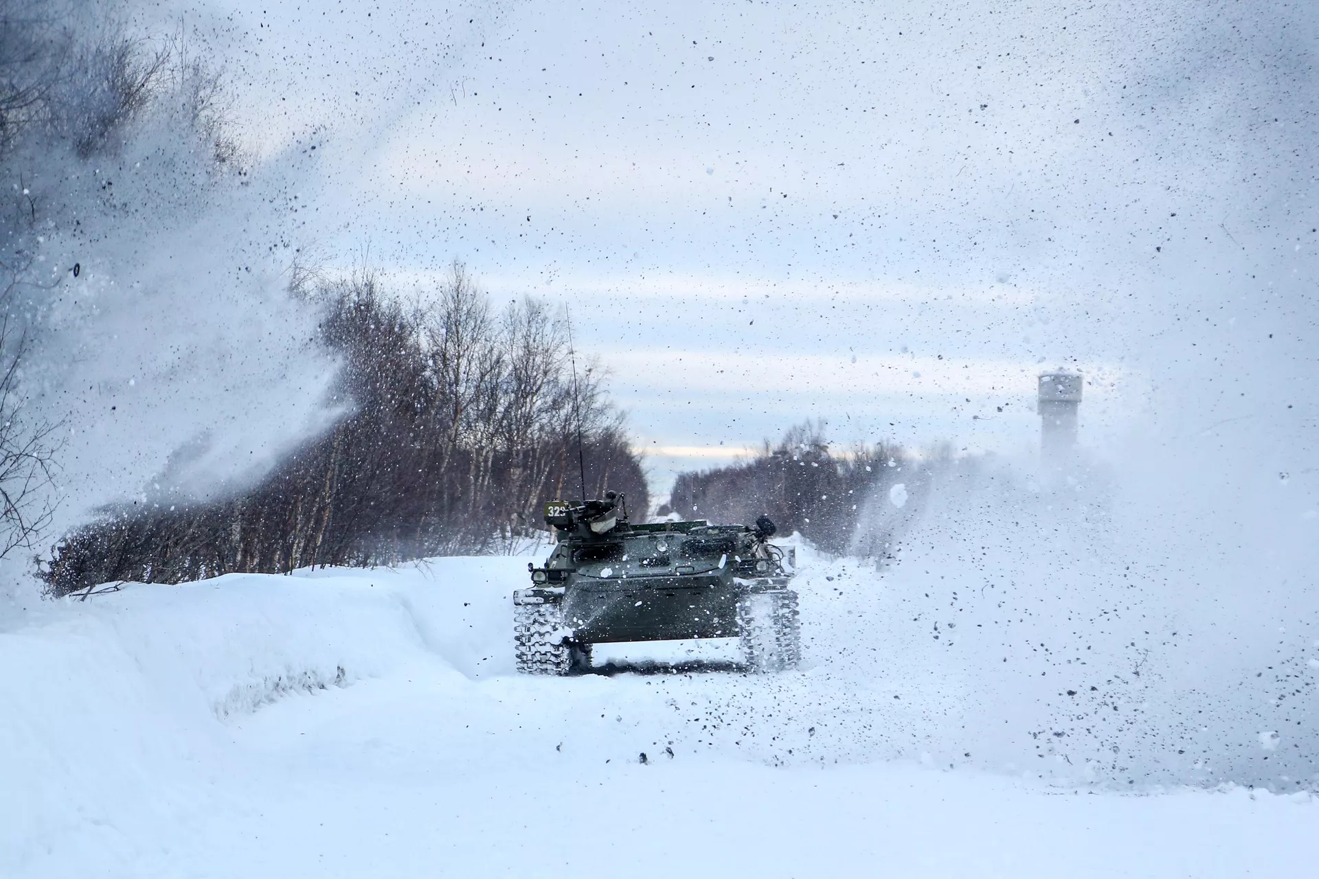 Veículo blindado de transporte de pessoal cruza estrada durante exercícios militares da Brigada de Infantaria Motorizada Separada da Frota do Norte da Rússia, na vila de Pechenga, na região de Murmansk, na Rússia, em 13 de fevereiro de 2020 - Sputnik Brasil, 1920, 27.06.2024