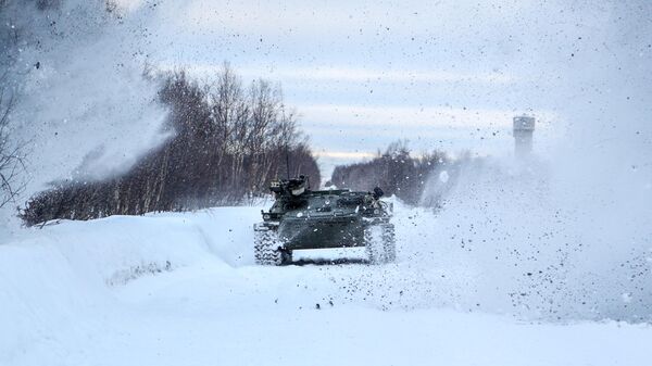 Veículo blindado de transporte de pessoal cruza estrada durante exercícios militares da Brigada de Infantaria Motorizada Separada da Frota do Norte da Rússia, na vila de Pechenga, na região de Murmansk, na Rússia, em 13 de fevereiro de 2020 - Sputnik Brasil