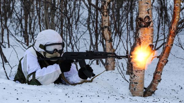 Militar da Brigada de Infantaria Motorizada Separada da Frota do Norte da Rússia atira durante exercícios militares na vila de Pechanga, na região de Murmansk, na Rússia, em 13 de fevereiro de 2020 - Sputnik Brasil