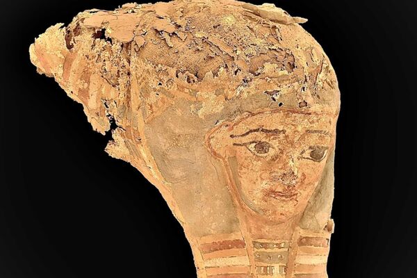 Máscara encontrada em um dos túmulos da era greco-romana no Egito - Sputnik Brasil