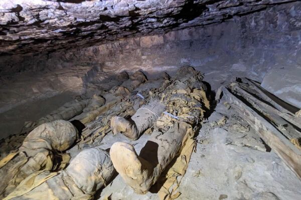 Múmias encontradas em um dos túmulos da era greco-romana no Egito - Sputnik Brasil