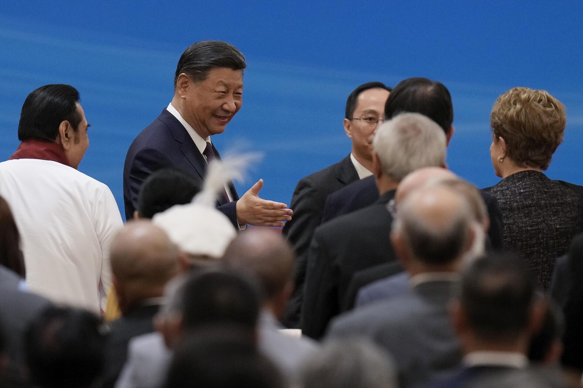 O presidente chinês Xi Jinping, no centro à esquerda, aperta as mãos de convidados ao chegar a uma conferência que marca o 70º aniversário dos Cinco Princípios da Coexistência Pacífica no Grande Salão do Povo em Pequim,  28 de junho de 2024 - Sputnik Brasil, 1920, 28.06.2024
