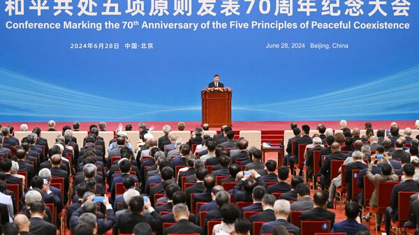 O presidente chinês Xi Jinping discursa em uma cerimônia que marca o 70º aniversário dos Cinco Princípios da Coexistência Pacífica, no Grande Salão do Povo em Pequim, em 28 de junho de 2024 - Sputnik Brasil
