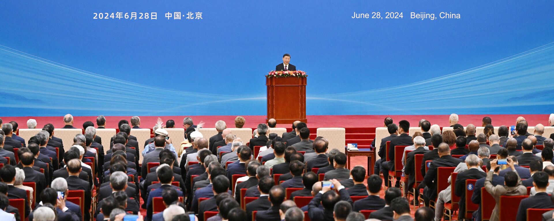 O presidente chinês Xi Jinping discursa em uma cerimônia que marca o 70º aniversário dos Cinco Princípios da Coexistência Pacífica, no Grande Salão do Povo em Pequim, em 28 de junho de 2024 - Sputnik Brasil, 1920, 28.06.2024