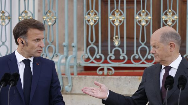 O chanceler alemão Olaf Scholz (D) e o presidente francês Emmanuel Macron participam de uma coletiva de imprensa no palácio Schloss Meseberg em Meseberg, leste da Alemanha, em 28 de maio de 2024 - Sputnik Brasil