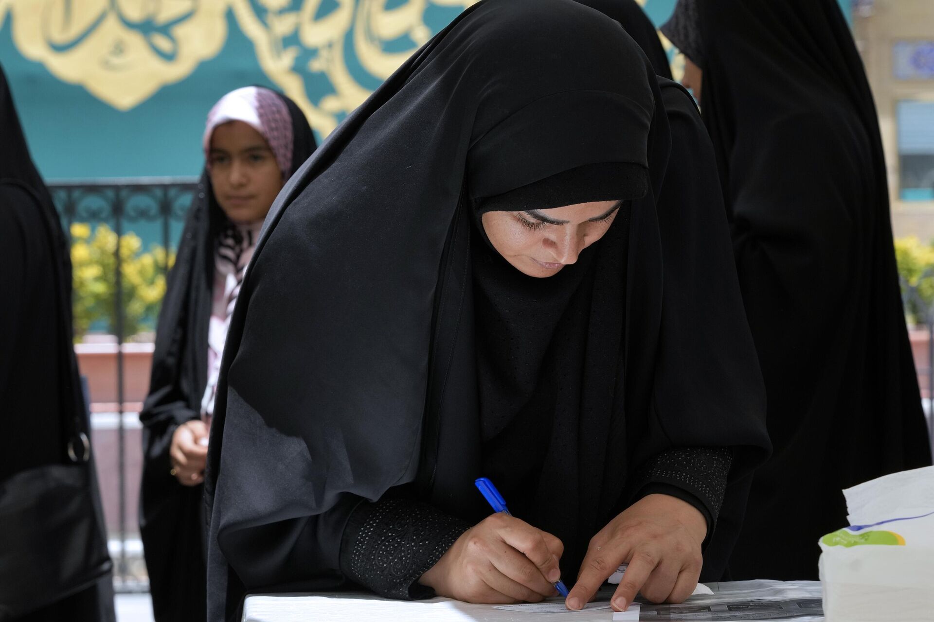 Mulher preenche cédula durante a eleição presidencial iraniana em uma seção eleitoral no santuário de Saint Saleh, no norte de Teerã. Irã, 28 de junho de 2024 - Sputnik Brasil, 1920, 11.07.2024