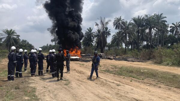 Bombeiros e agentes de segurança no local da explosão de uma refinaria ilegal no sul do estado de Rivers. Nigéria, 3 de março de 2023 - Sputnik Brasil