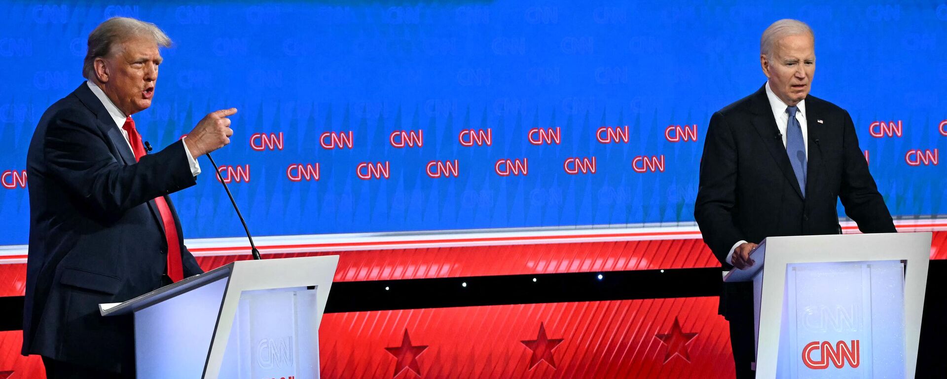 O presidente dos EUA, Joe Biden, e o ex-presidente dos EUA e candidato presidencial republicano Donald Trump participam do primeiro debate presidencial das eleições de 2024 nos estúdios da CNN em Atlanta, Geórgia, em 27 de junho de 2024 - Sputnik Brasil, 1920, 02.07.2024