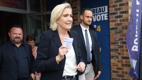 Chefe da coligação parlamentar de extrema direita francesa Reagrupamento Nacional (RN) na Assembleia Nacional, Marine Le Pen (C), deixa uma seção eleitoral após votar no primeiro turno das eleições parlamentares em Henin-Beaumont, norte da França, 30 de junho de 2024 - Sputnik Brasil