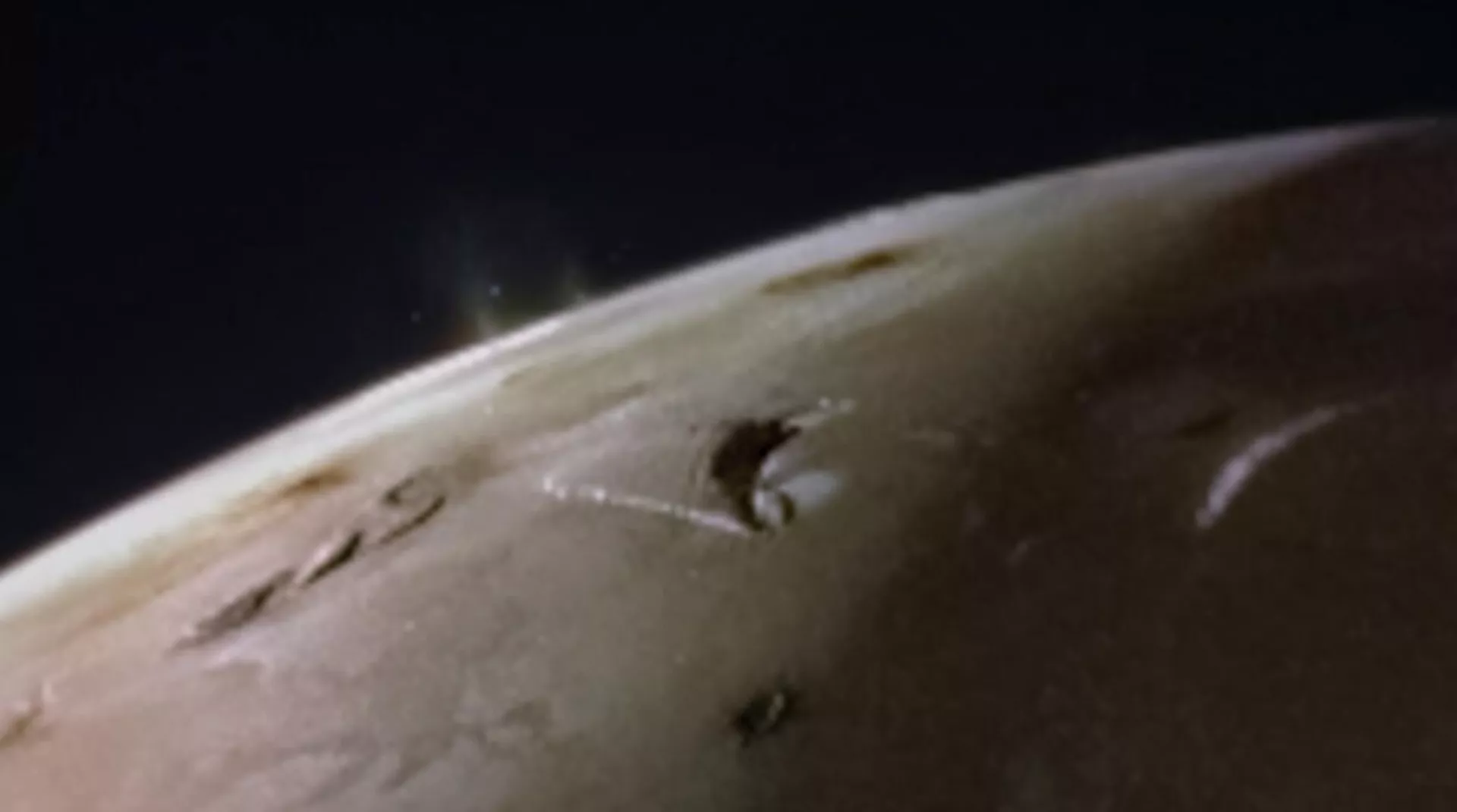 Instrumento JunoCam a bordo da estação interplanetária da NASA Juno gravou duas plumas vulcânicas se elevando acima do horizonte da lua de Júpiter, Io - Sputnik Brasil, 1920, 01.07.2024