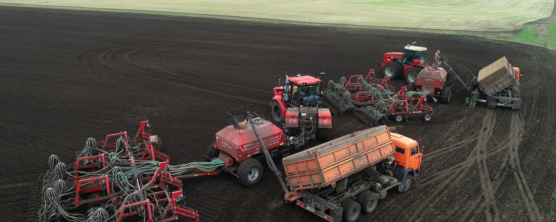 Fertilizantes e grãos de trigo são carregados de veículos para depósitos de complexos de semeadura durante semeadura nos campos de Svetlolobovskoe, distrito de Novoselovsky, região de Krasnoyarsk, Rússia, foto publicada em 22 de maio de 2024 - Sputnik Brasil, 1920, 20.10.2024