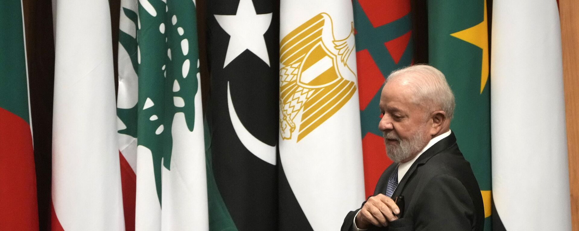 O presidente do Brasil, Luiz Inácio Lula da Silva, se prepara para discursar na sede da Liga Árabe, no Cairo. Egito, 15 de fevereiro de 2024 - Sputnik Brasil, 1920, 01.07.2024