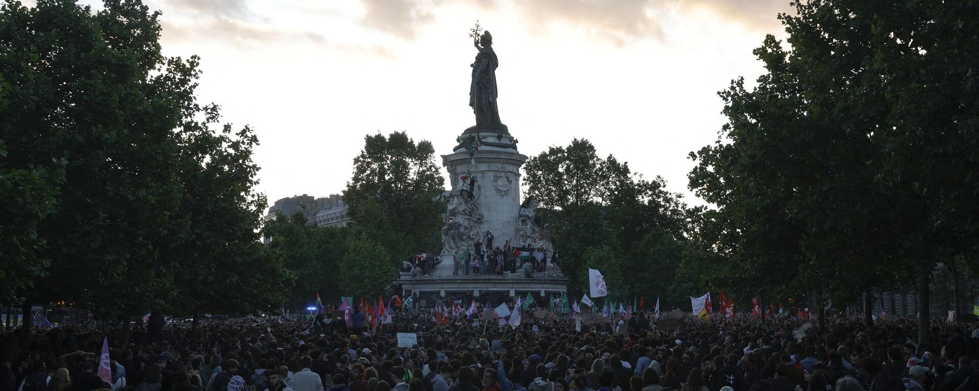 Manifestantes se reúnem durante uma manifestação na Praça da República contra a vitória do partido de direita francês Reagrupamento Nacional (RN) nas eleições europeias, 1º de julho de 2024 - Sputnik Brasil, 1920, 02.07.2024