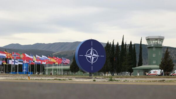 Logotipo circular gigante da OTAN erguido na base aérea de Kucove, na Albânia, para uma cerimônia dedicada à reabertura da base após reformas, 4 de março de 2024 - Sputnik Brasil