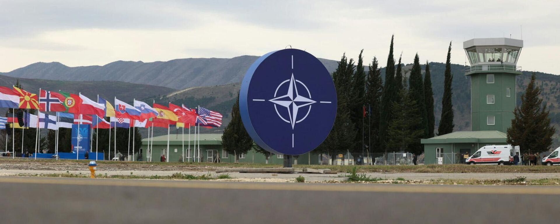 Logotipo circular gigante da OTAN erguido na base aérea de Kucove, na Albânia, para uma cerimônia dedicada à reabertura da base após reformas, 4 de março de 2024 - Sputnik Brasil, 1920, 23.11.2024