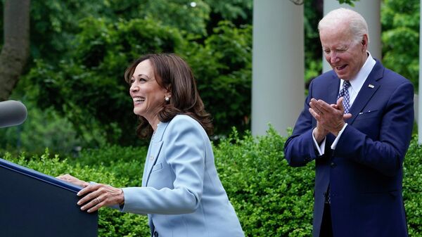 A vice-presidente Kamala Harris sobe ao púlpito aplaudida pelo presidente Joe Biden ao fundo no Rose Garden da Casa Branca, Washington, 17 de maio de 2022 - Sputnik Brasil