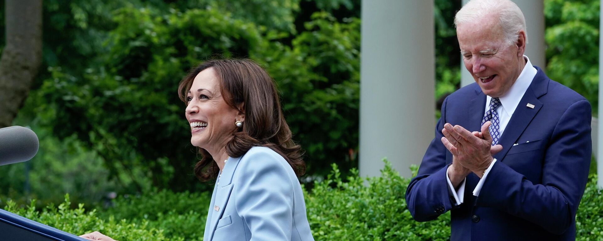 A vice-presidente Kamala Harris sobe ao púlpito aplaudida pelo presidente Joe Biden ao fundo no Rose Garden da Casa Branca, Washington, 17 de maio de 2022 - Sputnik Brasil, 1920, 02.08.2024