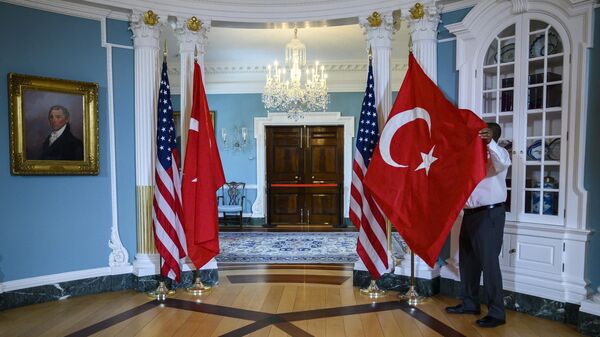 Um funcionário do Departamento de Estado ajusta uma bandeira turca antes de uma reunião na Casa Branca (foto de arquivo) - Sputnik Brasil