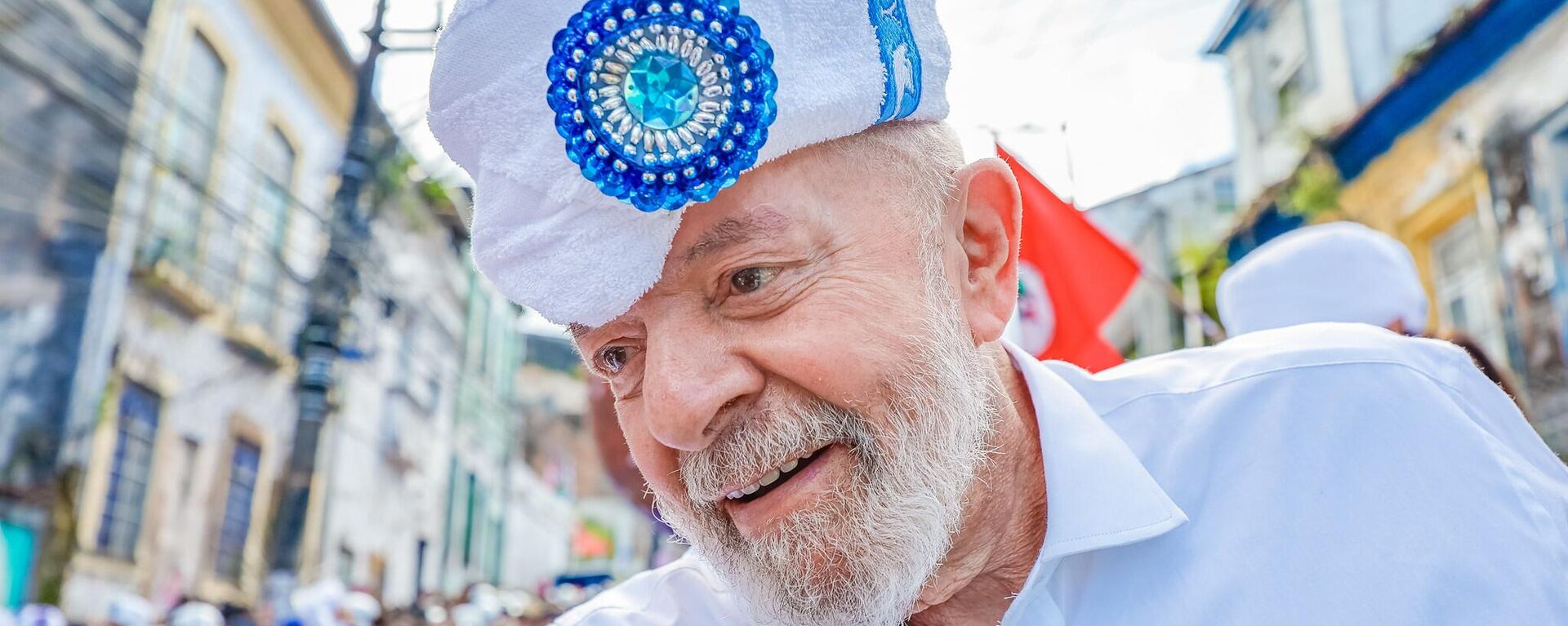 Presidente Lula cumprimenta o público durante a Caminhada do Dois de Julho, no Largo da Soledade. Salvador, 2 de julho de 2024 - Sputnik Brasil, 1920, 02.07.2024